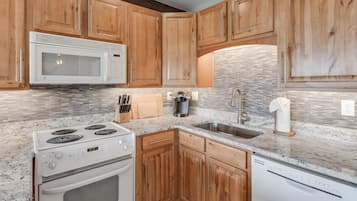 公寓客房, 多張床 (Willow View Flat at Frisco) | 私人廚房 | 大型冰箱、微波爐、烤箱、爐台