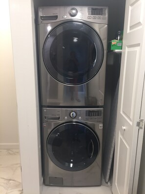 Una lavadora y secadora apiladas en un espacio reducido.