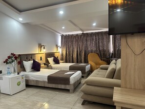 Habitación familiar | Ropa de cama de alta calidad, minibar, escritorio