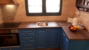 Fridge, microwave, oven, stovetop - Ta' Martin Farmhouse - Holiday Home In Gozo, Malta (Ix-Xewkija)