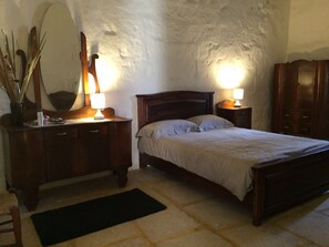 3 bedrooms, iron/ironing board, Internet, bed sheets - Ta' Martin Farmhouse - Holiday Home In Gozo, Malta (Ix-Xewkija)