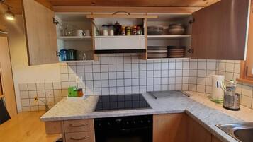 KĂŒhlschrank, Ofen, Herdplatte, Toaster