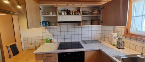 Jääkaappi, uuni, liesi, leivänpaahdin