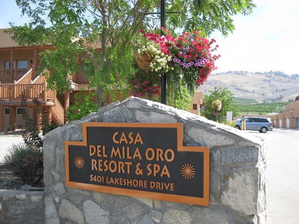 Exterior detail - LUXURY CONDO, 2 BEDROOMS, 1 BATH, SLEEPS 5 (Osoyoos)