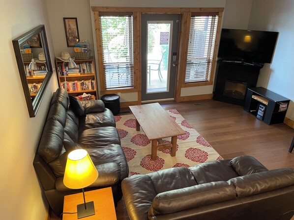 Smart TV, fireplace
