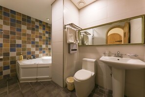 奢華客房, 1 張加大雙人床 | 浴室 | 獨立浴缸及淋浴設備、免費梳洗用品、風筒、浴袍