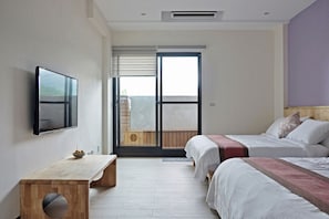 Deluxe Quadruple Room (102)