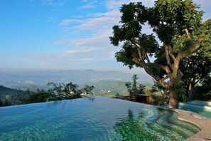 3 hồ bơi ngoài trời 