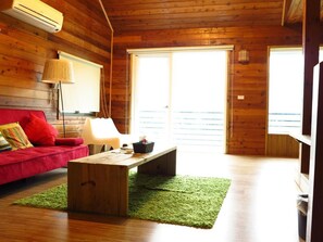 Phòng 4 | Bàn, bộ trải giường 