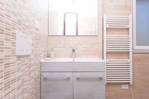 Shower, bidet, towels - S209 - Sirolo, brand new two-room apartment with portico pt (Sirolo)