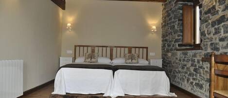 2 slaapkamers, een bureau, een strijkplank/strijkijzer, wifi