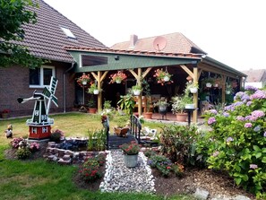 Property grounds - Lovingly furnished apartment is looking forward to young and old guests. (Friedeburg)