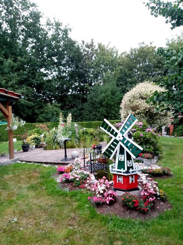 Property grounds - Lovingly furnished apartment is looking forward to young and old guests. (Friedeburg)