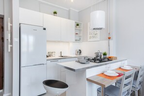 Fridge, oven, stovetop, dishwasher