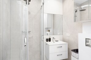 Douche, sèche-cheveux, serviettes fournies, shampoing