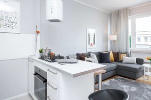 Fridge, oven, stovetop, dishwasher