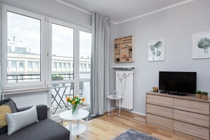 TV - Krucza 41/43 | Warsaw Center Apartment | Balcony (Warszawa)