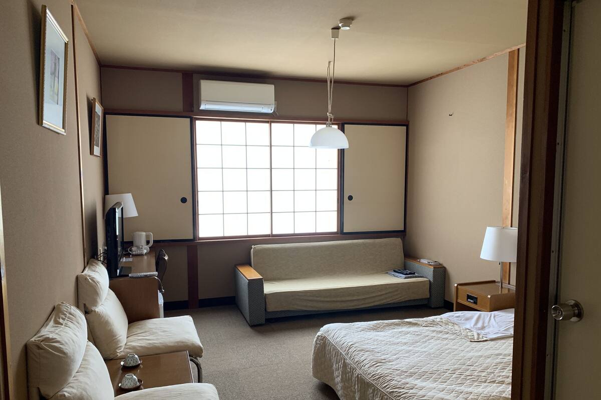 Phòng đôi Tiêu chuẩn, không hút thuốc | Khu vực làm việc phù hợp cho laptop, màn/rèm cản sáng