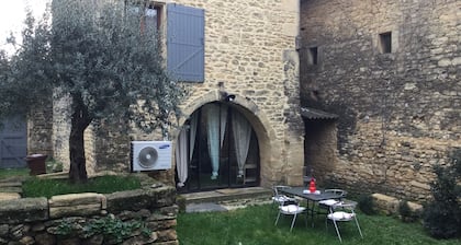 TrĂšs jolie Maison en pierre au cĆur du village de Vers Pont du Gard
