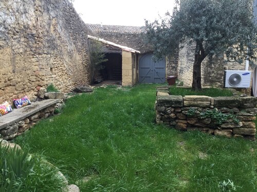Schönes Steinhaus im Dorf Vers Pont du Gard