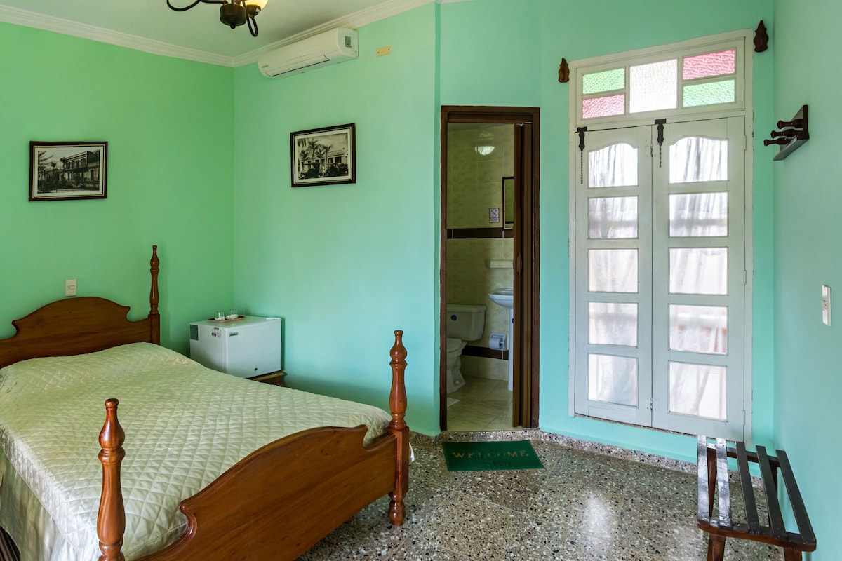 Classic Room | Minibar, in-room safe, laptop workspace, individually decorated