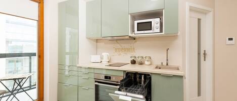 Kühlschrank, Mikrowelle, Ofen, Herdplatte