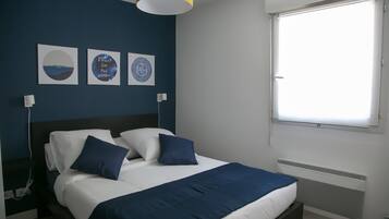 1 slaapkamer, een bureau, een strijkplank/strijkijzer, wifi