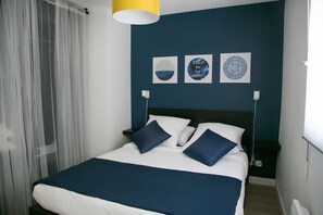 1 dormitorio, escritorio, tabla de planchar con plancha y wifi
