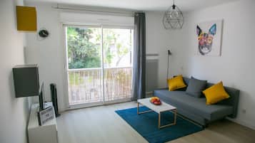 Televisie, boeken en een kantoor