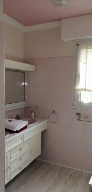 Douche, sèche-cheveux, serviettes fournies, savon