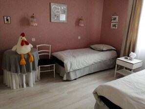 3 chambres, bureau, fer et planche à repasser, lit parapluie