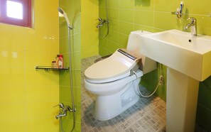 Habitación (Nest) | Baño | Regadera, secadora de cabello, toallas, jabón 