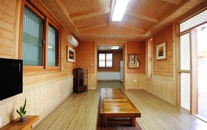 Habitación (Nest) | Área de sala de estar | Televisión de pantalla plana 