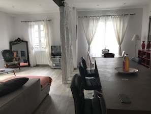 TV - Renovated apartment in the heart of Mirepoix cutlery (Mirepoix)