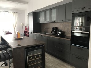 Een koelkast, een microgolfoven, een oven, een kookplaat