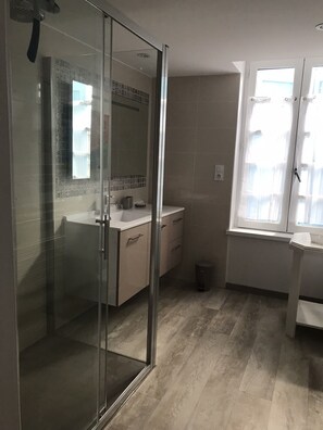 Douche, sèche-cheveux, serviettes fournies, papier toilette