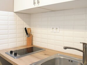 Fridge, coffee/tea maker