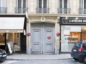 Unclassified image, 5 of 27, button