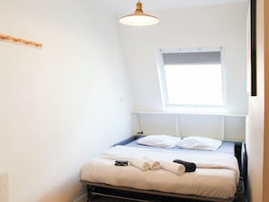 Iron/ironing board, bed sheets