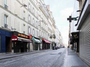 Unclassified image, 3 of 27, button