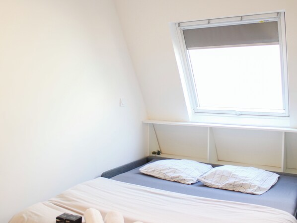 Iron/ironing board, bed sheets