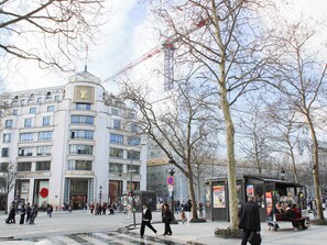 Unclassified image, 2 of 27, button