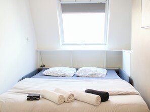 Iron/ironing board, bed sheets