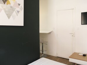 Iron/ironing board, bed sheets - Studio - 2P - Champs Elysées (Paris)