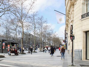 Unclassified image, 4 of 27, button