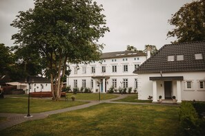 Exterior - Modern apartment, private terrace, quiet location in the historic backyard (Grömitz)