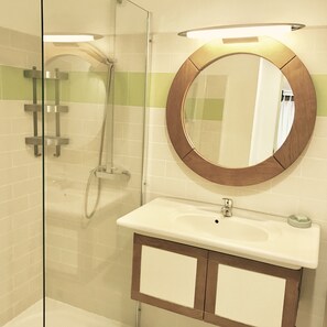Dusche, Haartrockner, Seife, Toilettenpapier