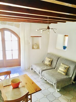 TV, books - Ruoms Small House 3 * (Ruoms)