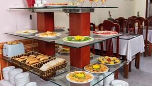 Een buffetopstelling met diverse gerechten en dranken.