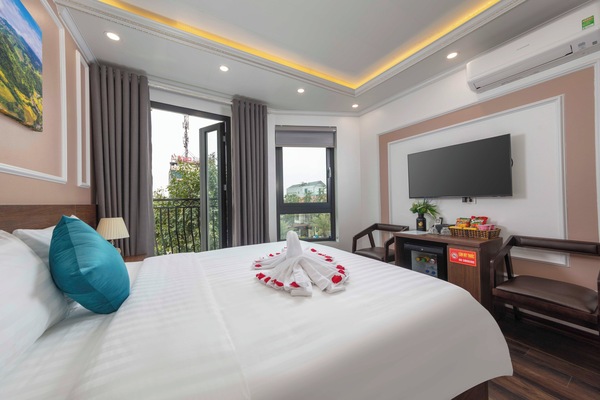 Deluxe King Room, City View (Free one way airport transfer) | Minibar, in-room safe, desk, laptop workspace